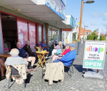 11. Bezoekers op het terras voor Quidaro, 25 augustus 2021